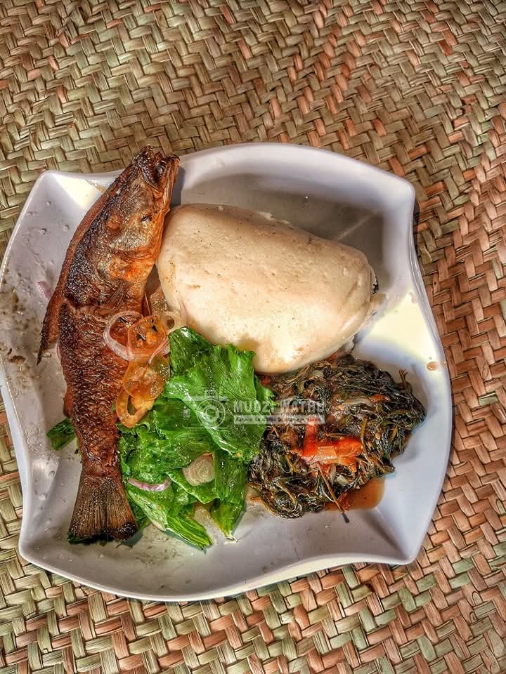 Autor: Desconhecido
Prato: China, acompanhada de sala de alface, N'tolilo e peixe que se encontra ao longo das águas doce do Lago Niassa.